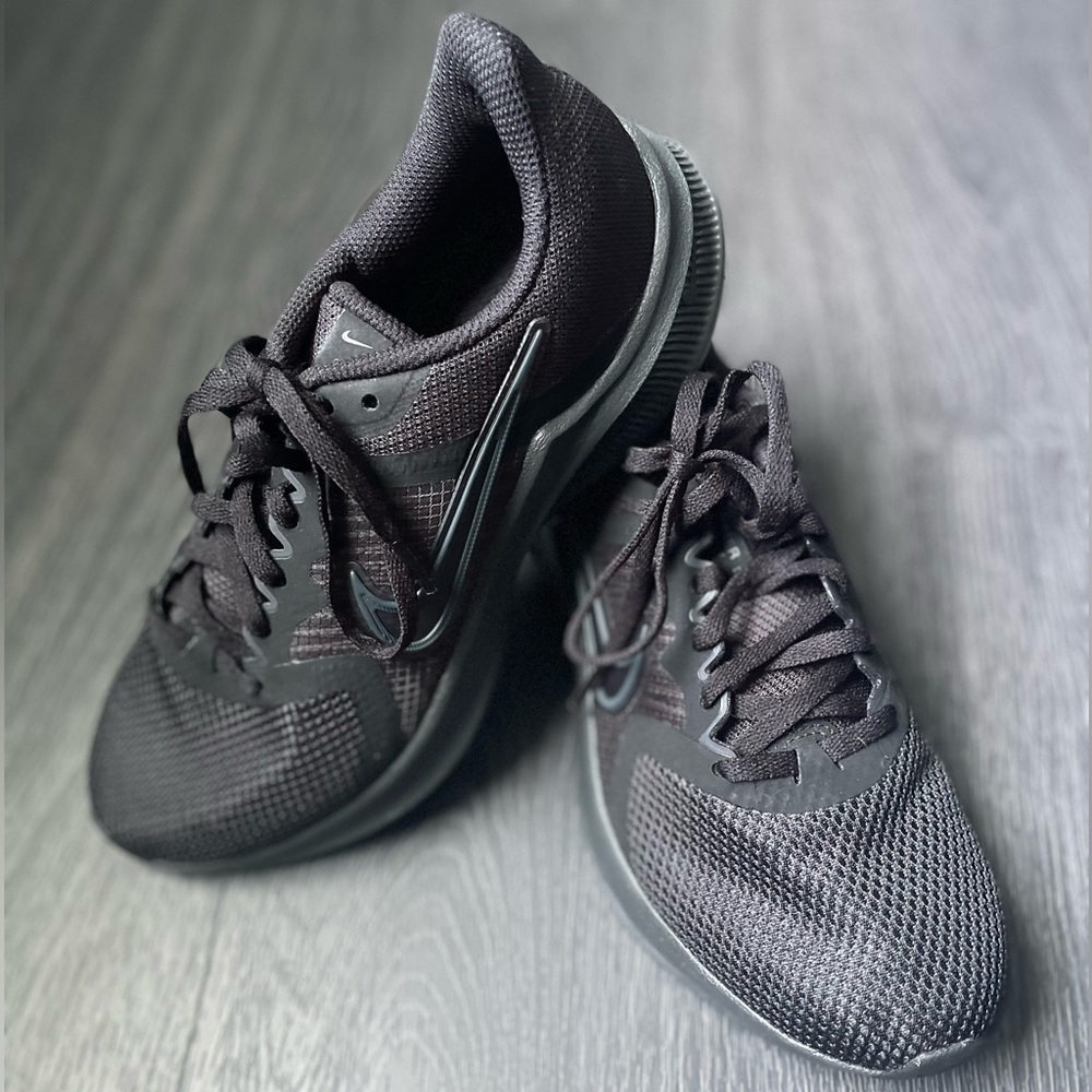 Women Nike downshifter running shoes size 7.5